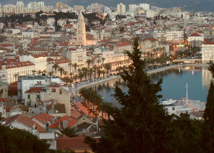 Δωμάτια σε οικογενειακή κατοικία Leon *