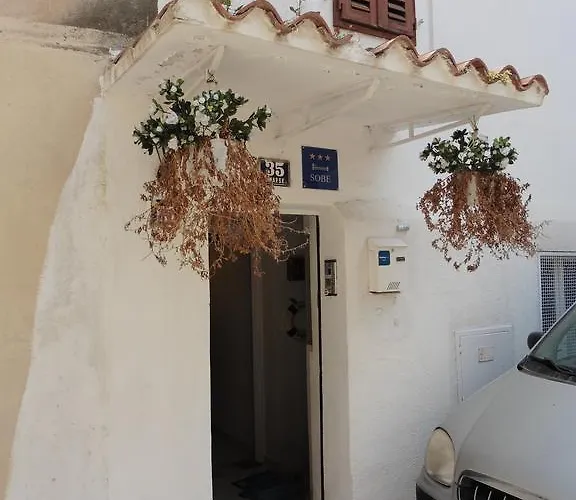 Δωμάτια σε οικογενειακή κατοικία Leon