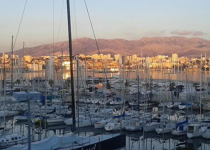 Δωμάτια σε οικογενειακή κατοικία Leon