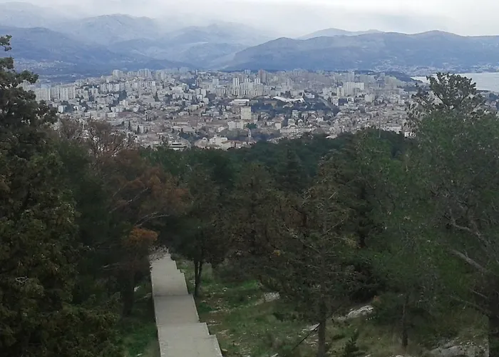 Leon Δωμάτια σε οικογενειακή κατοικία *